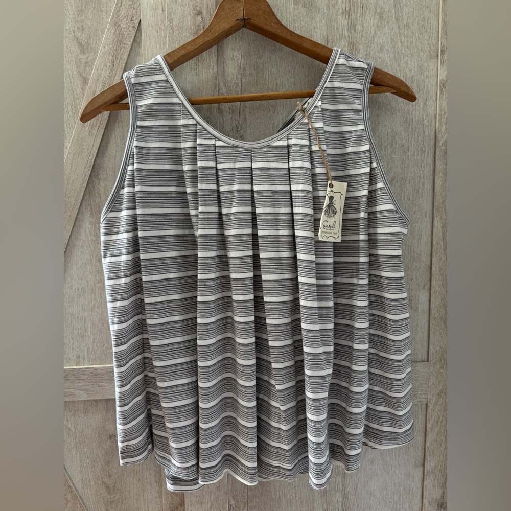 Easel Pleated Keyhole Tank – Size Small – NWT